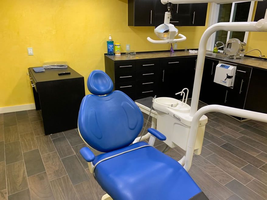 Silla médica de alta tecnología en el consultorio dental